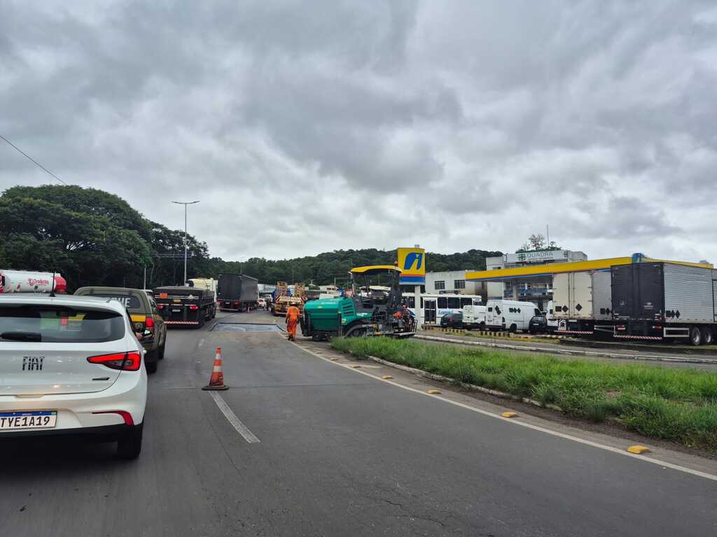 Obras perto do Trevo do Castelinho causam congestionamento em rodovia e devem durar dois dias