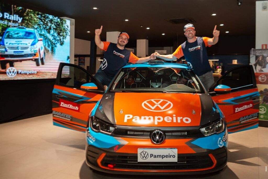 Foto:  Divulgação (Henroma Business) - Piloto Rubens Tatit (à direita) e navegador Mateus Perin (à esquerda), na apresentação do carro para a temporada 2026