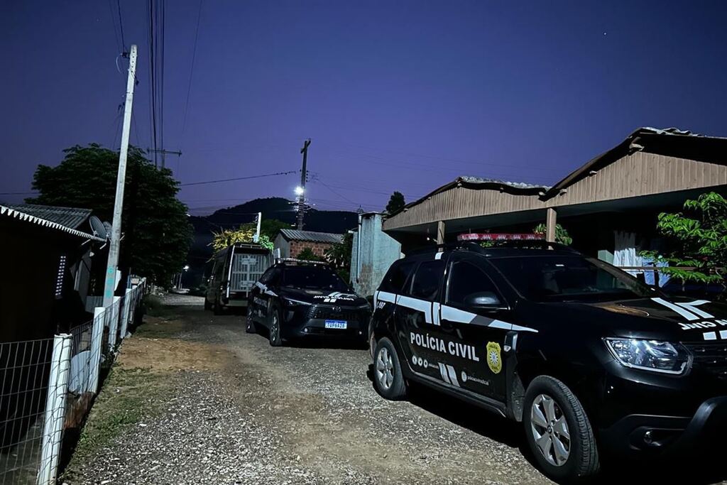 Polícia Civil cumpre quatro mandados em investigação por tentativa de homicídio e tráfico de drogas em Agudo