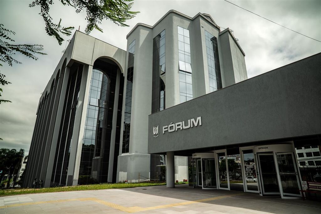 Professor é condenado a 20 anos por abuso contra ex-enteada em Santa Maria