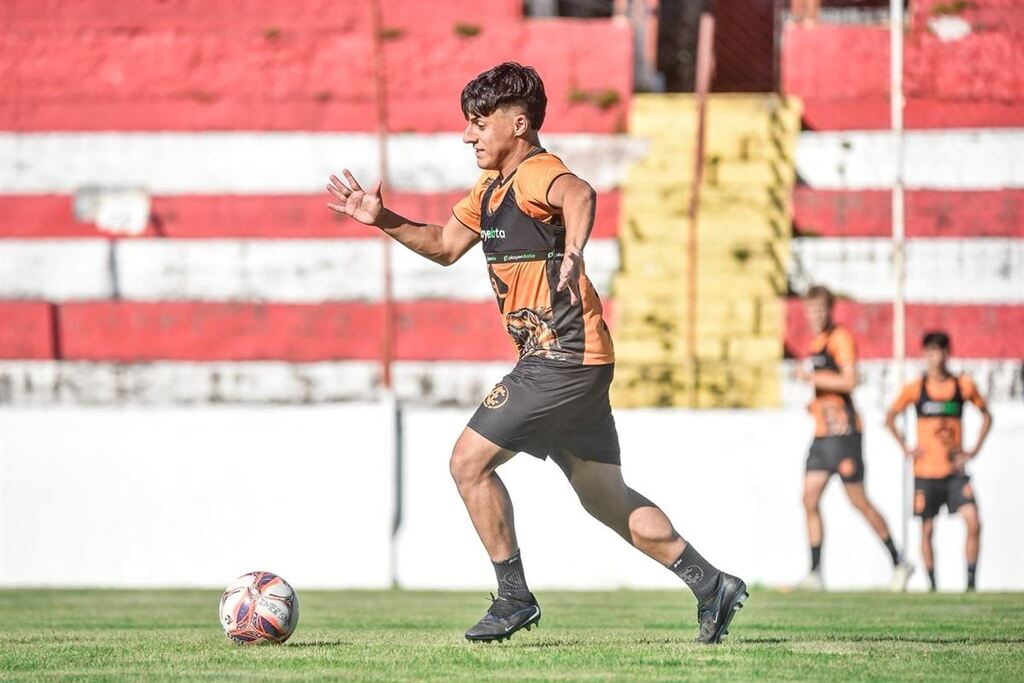 Foto: Renata Medina (Inter-SM) - Recheado por nomes que treinam com o profissional há mais de uma temporada, Alvirrubro, do volante Pedro (foto), encara o São José, no Estádio Passo D’Areia, neste domingo (22), às 15h
