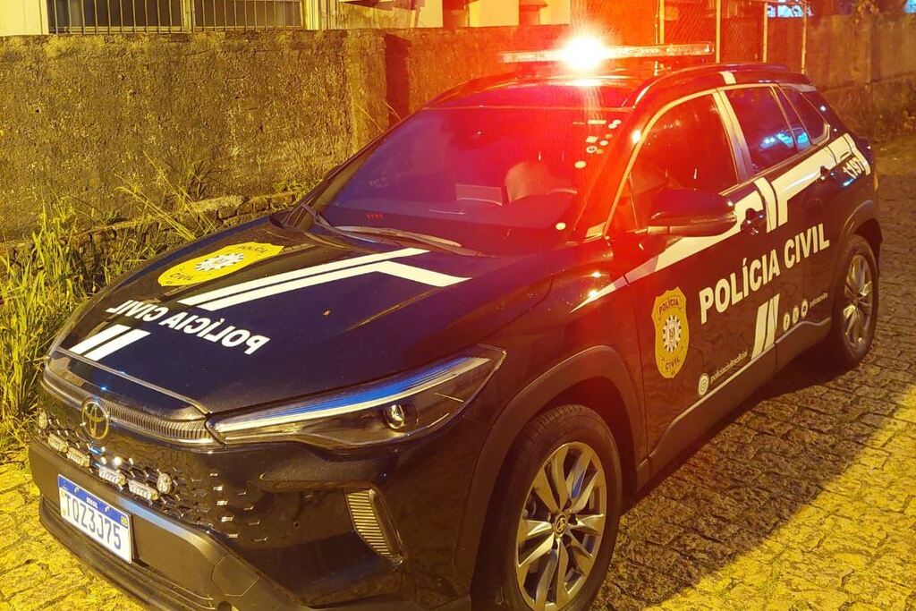 Foto: Polícia Civil (Divulgação) - O preso, de 47 anos, que já possuía antecedentes por ameaça e violação de medidas protetivas foi capturado enquanto tentava escapar da polícia, após mais uma tentativa de violência contra a ex-companheira.