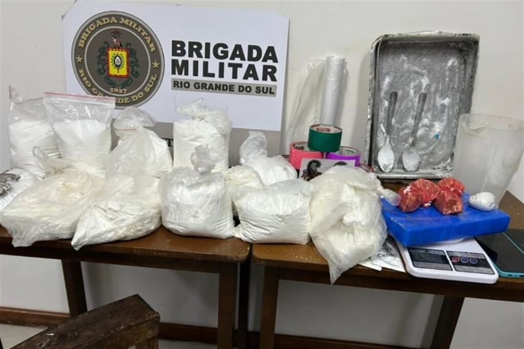 Apreensão de drogas avaliadas em R$ 1 milhão derruba ponto de tráfico e resulta em prisões em cidade da região