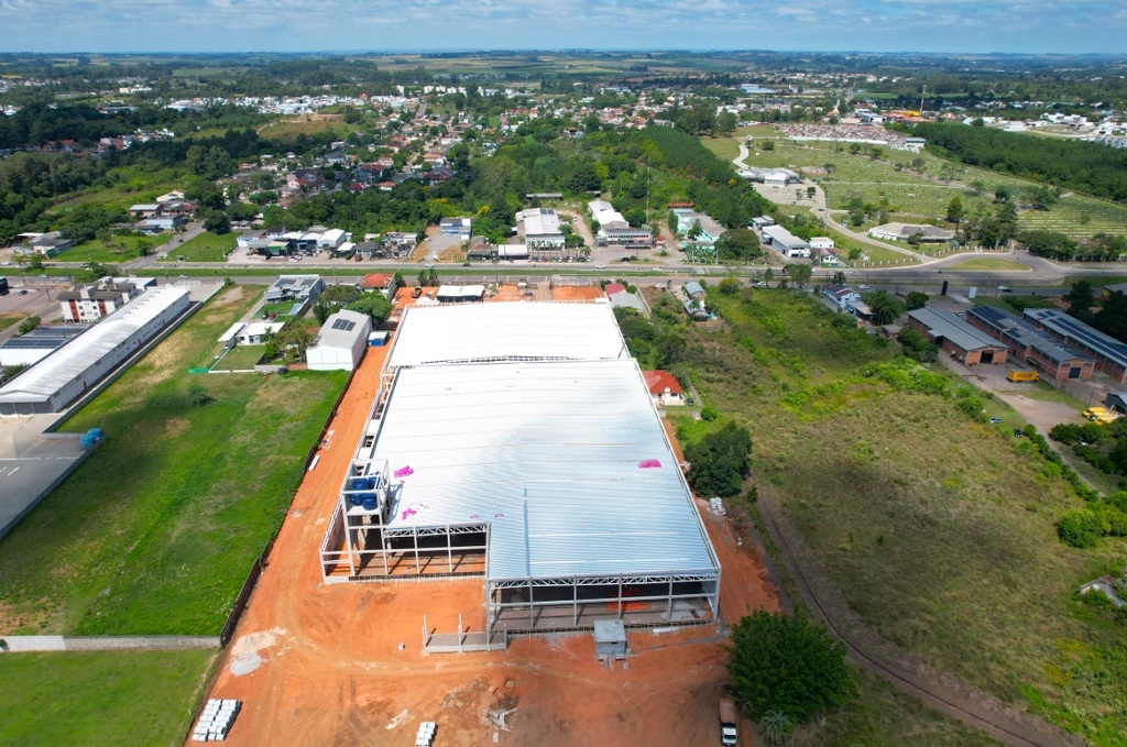 Foto Tales Trindade - Via Atacadista está sendo construído na Faixa Velha de Camobi, perto do pé-de-plátano.