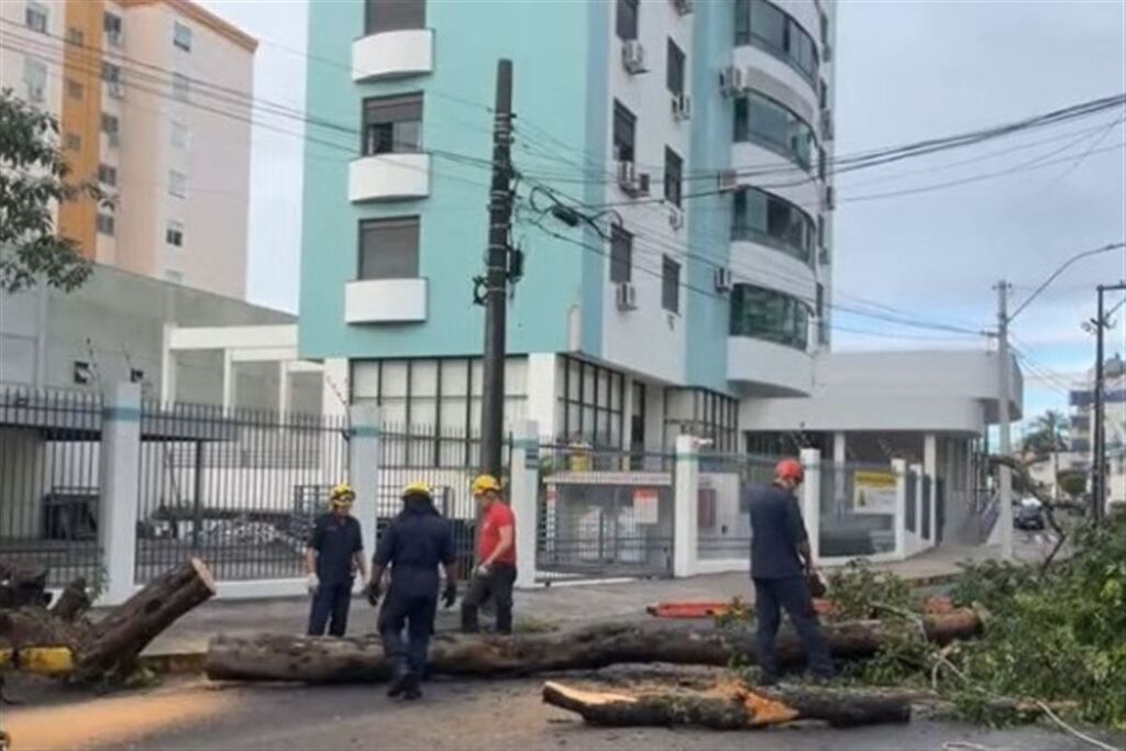 Após liberação pelos bombeiros, rua de Santa Maria segue bloqueada para obra emergencial da Corsan