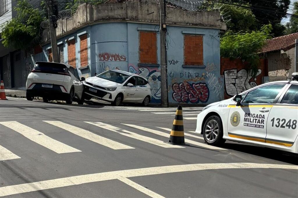 Colisão entre dois veículos é registrada em cruzamento do Bairro Rosário, em Santa Maria