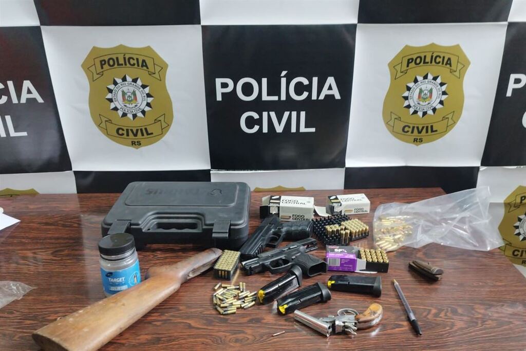 Dupla é presa com armas e munições durante ação conjunta entre Polícia Civil e Brigada Militar em cidade da região