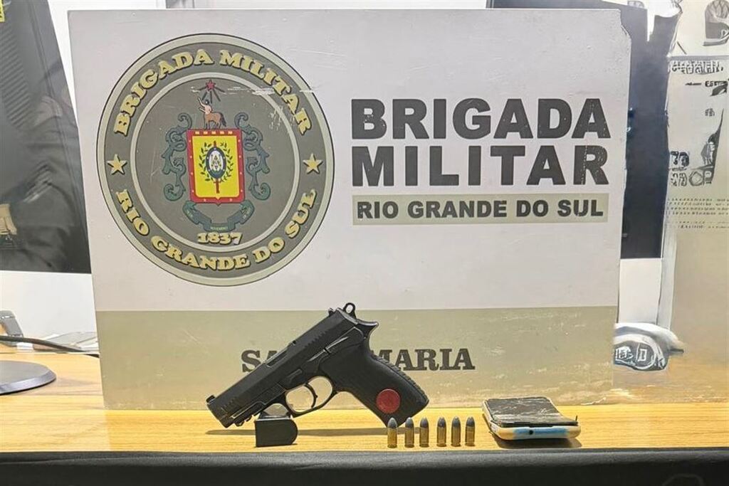 Homem é preso com arma de uso restrito após denúncia em Santa Maria