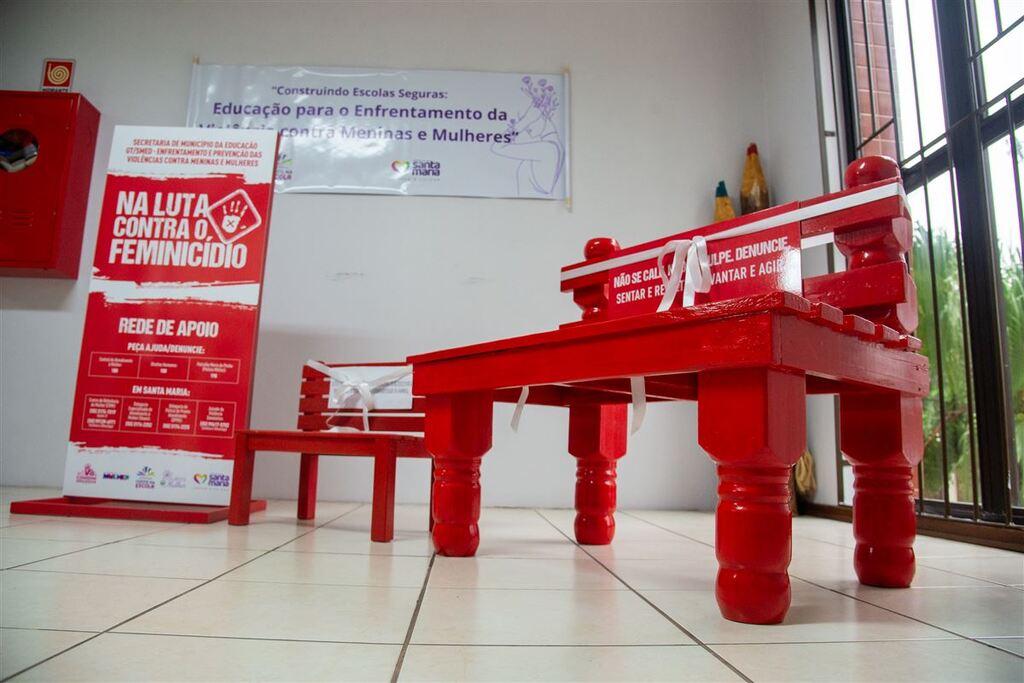 Santa Maria ganha 13º Banco Vermelho e reforça ações de conscientização nas escolas com instalação de banco infantil