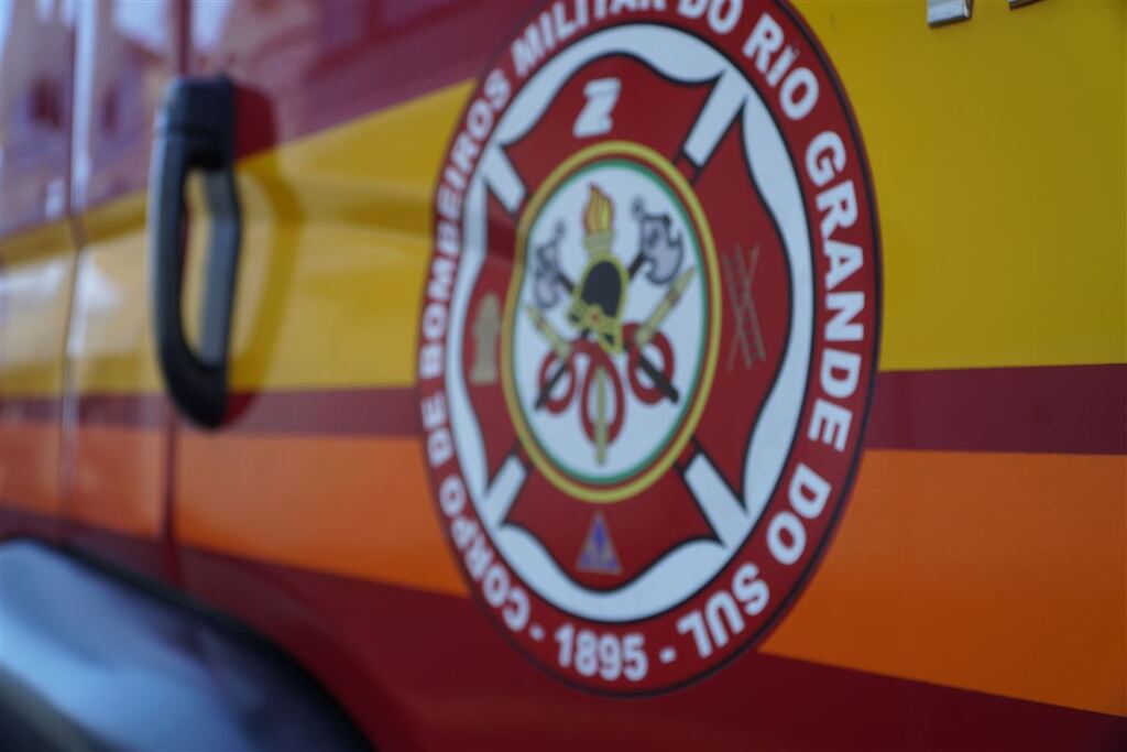 Veículo é encontrado sem placas e destruído por incêndio em Santa Maria