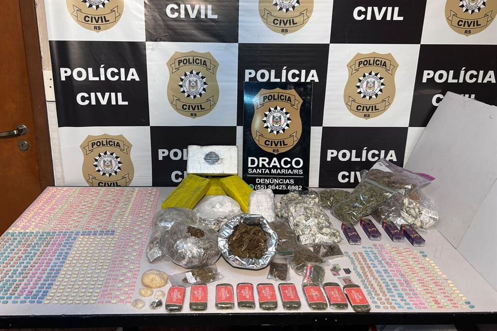 Dupla é presa com mais de 900 comprimidos de ecstasy e quilos de drogas em Santa Maria
