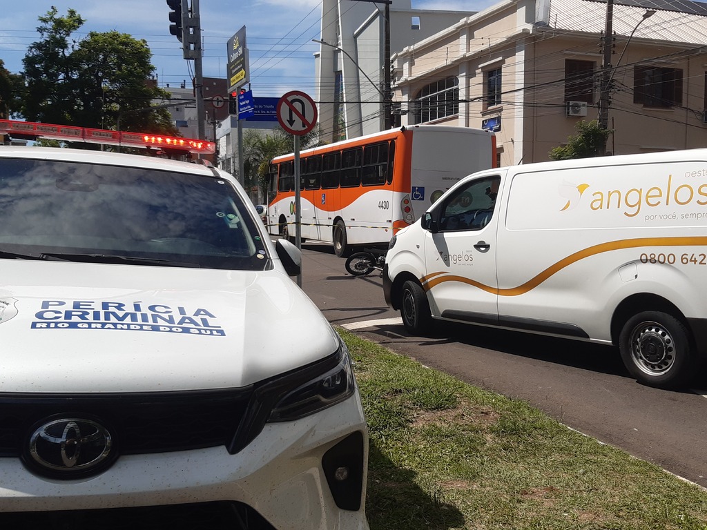 Motociclista morre após colisão envolvendo ônibus e dois carros no Centro de Santa Maria