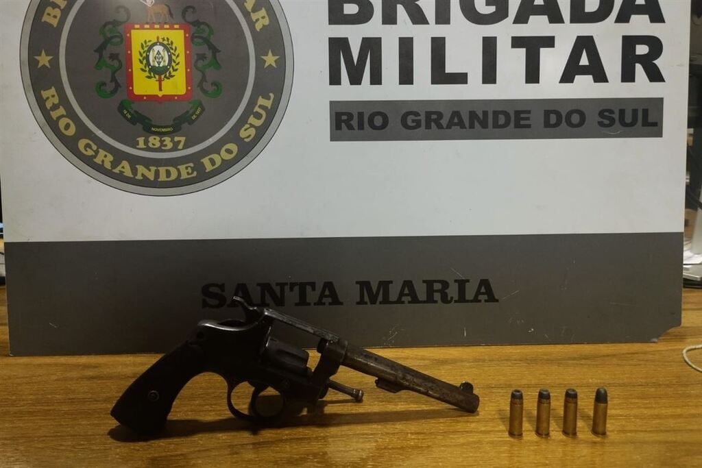 Adolescente é flagrado armado em meio à multidão no Carnaval de Santa Maria