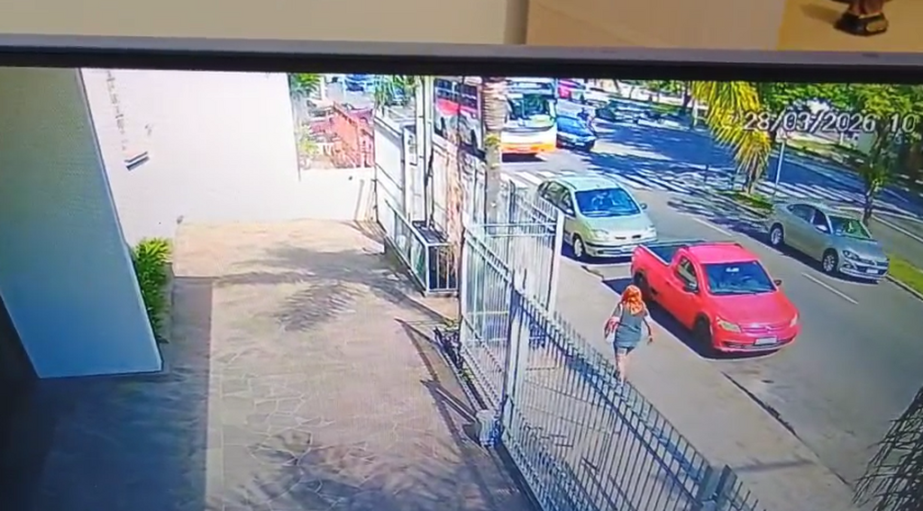 VÍDEO: Confira momento do acidente que vitimou motociclista de 22 anos no centro de Santa Maria