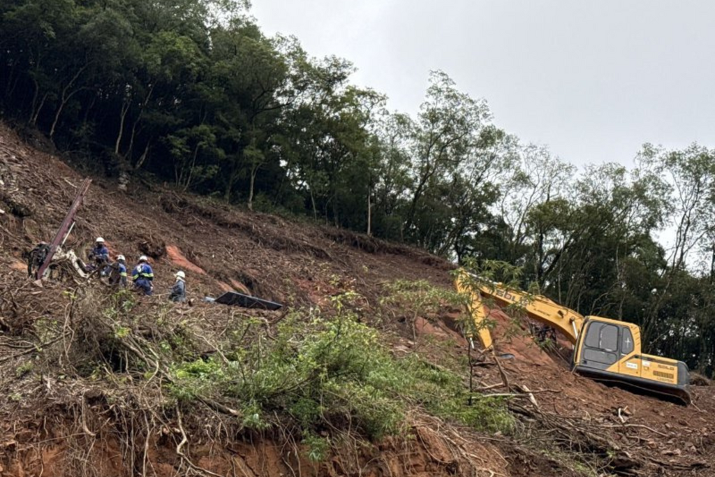Obras na Estrada do Perau seguem com perfuração e colocação de materiais na encosta do morro
