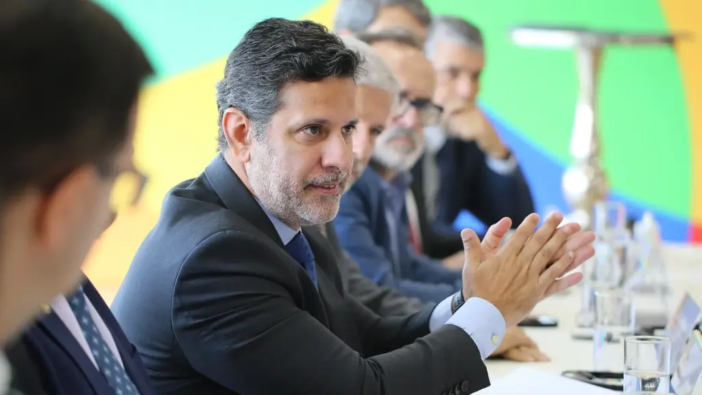 Lula anuncia Leonardo Barchini como novo ministro da Educação