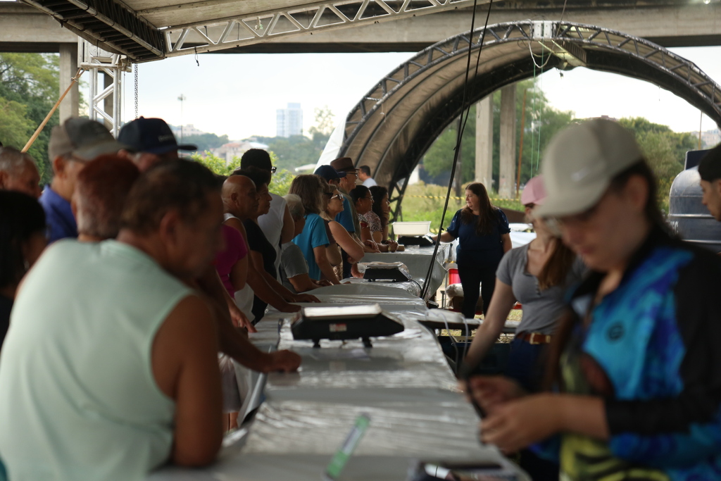 Foto: Rian Lacerda (Diário) - Longas filas no primeiro dia de Feira do Peixe Vivo na Gare