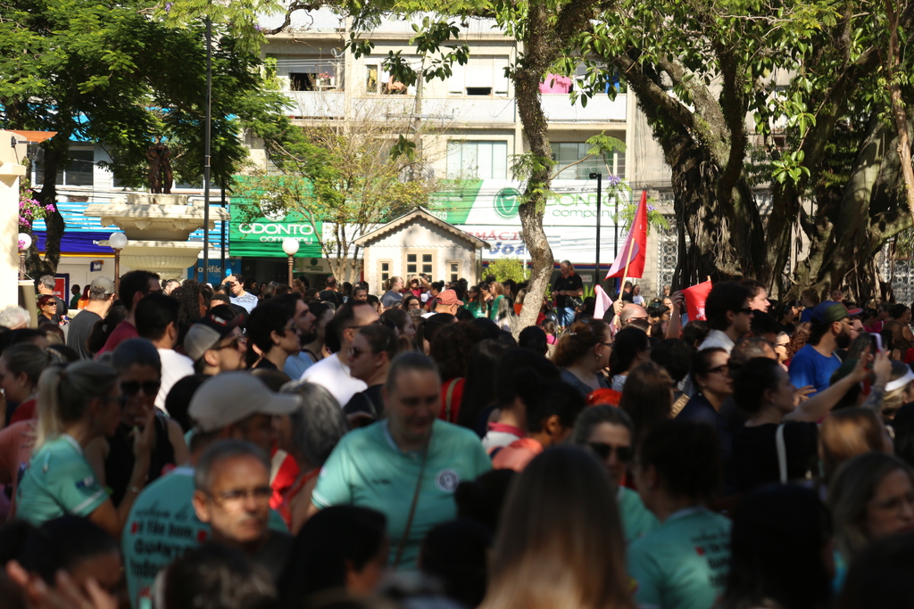 Protesto reúne professores e municipários no centro de Santa Maria nesta quarta