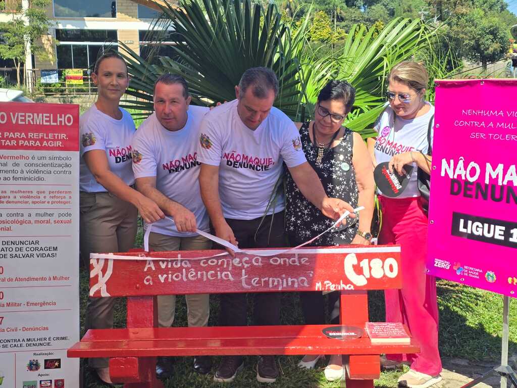 Foto: Reprodução / Arquivo Pessoal - Cláudia Oliveira (a partir da esq.), esposa do vice-prefeito e presidente da Associação de Bombeiros Civis de Itaara; Zenir Oliveira, vice-prefeito; Sandro Ferigollo, prefeito; Leila Wilm, vereadora, e Andréa Ferigollo, primeira-dama
