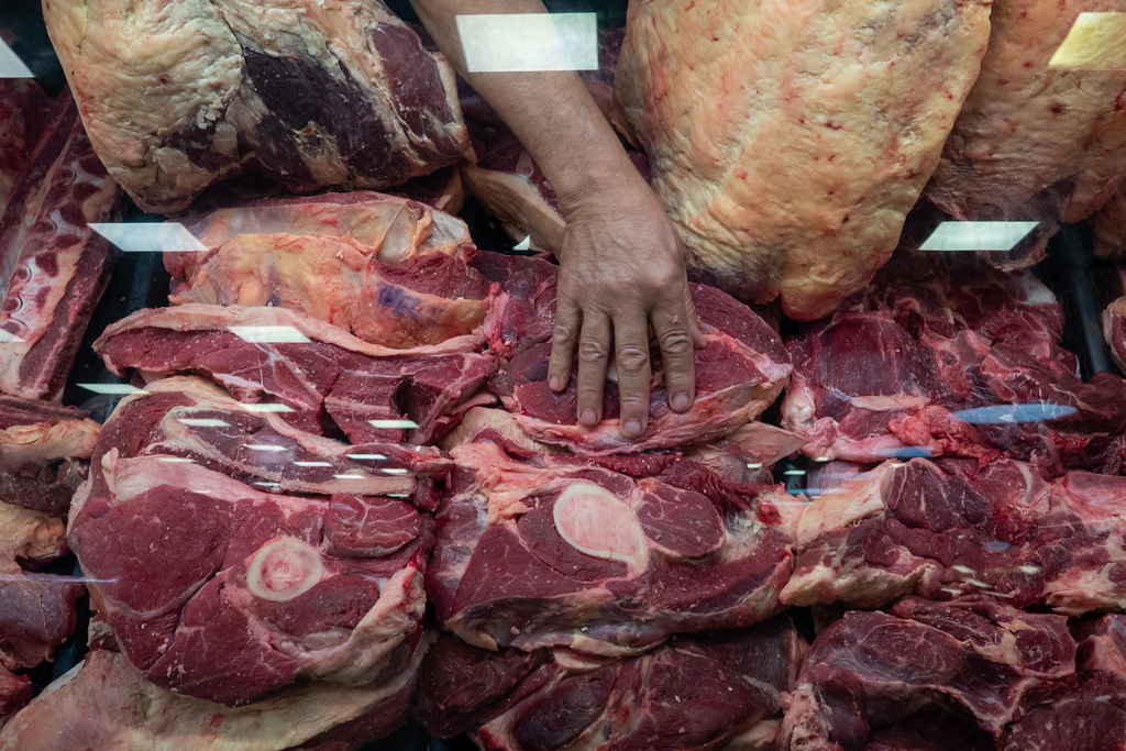 título imagem Jovem é flagrado furtando carnes em supermercado em Santa Maria
