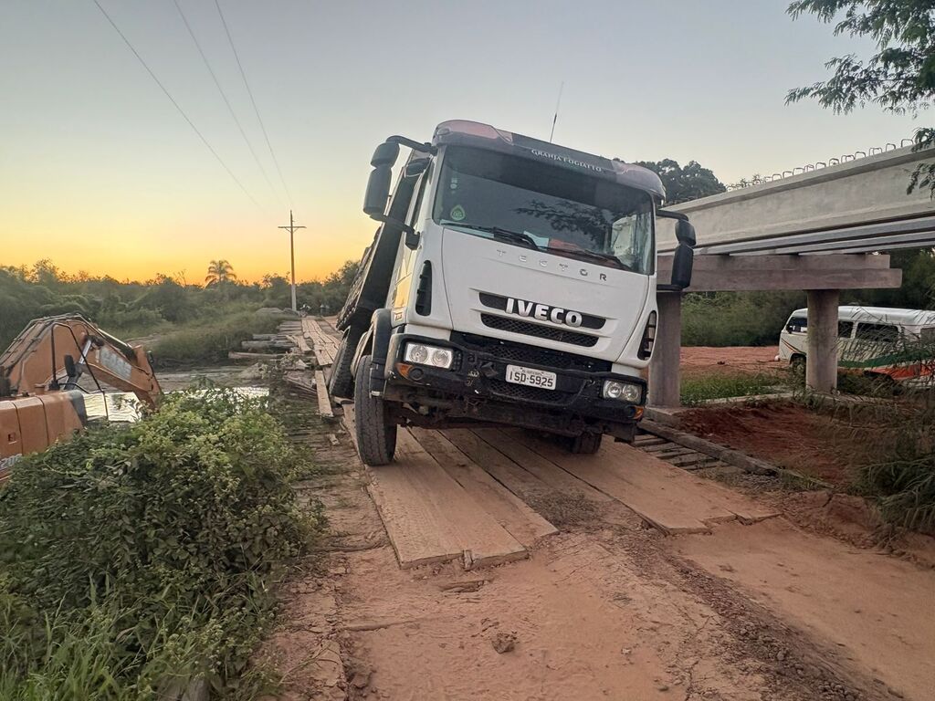Ponte cede com caminhão carregado de arroz na zona rural de Santa Maria; tráfego deve ser restabelecido nesta quarta