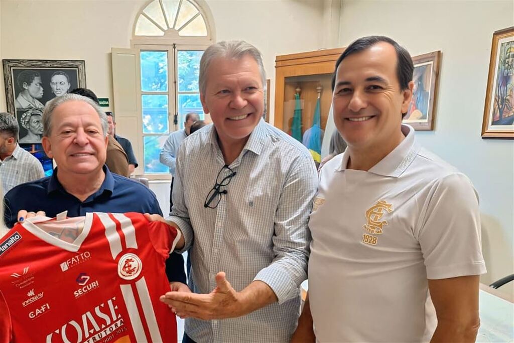 Deputado Afonso Hamm faz entrega simbólica de emenda parlamentar para a base do Inter-SM