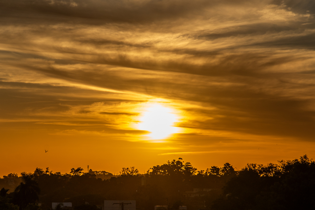 Sexta-feira Santa terá sol e calor, mas frente fria deve trazer chuva e temperatura mais baixa no domingo de Páscoa