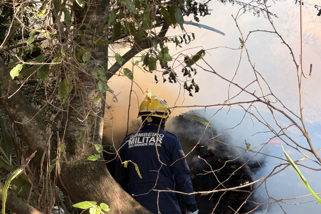 Incêndio em terreno mobiliza bombeiros no Bairro São José, em Santa Maria