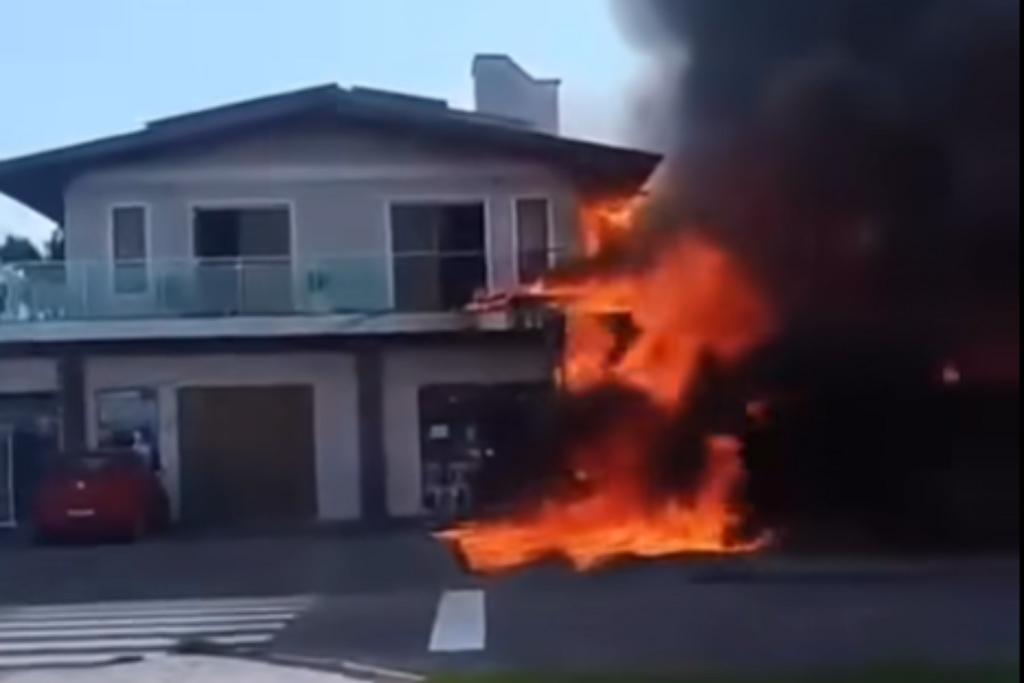 Avião de pequeno porte cai sobre casa em Capão da Canoa