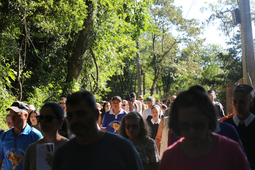 Fé que caminha: centenas de fiéis refazem os passos de Jesus e do Diácono João Pozzobon na Via Sacra em Santa Maria
