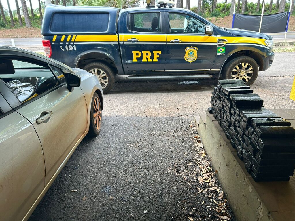 PRF prende dois paraguaios com quase 100 kg de maconha na BR-287, em Santiago
