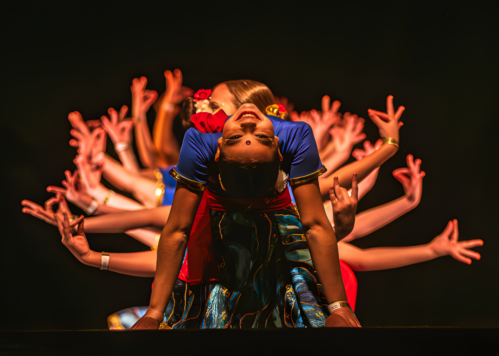 Foto: Guinica - A imagem da capa representa uma coreografia formada por crianças, meninas entre 10 e 12 anos. Essa apresentação foi considerada por Xavier como a grande coreografia do Santa Maria em Dança do ano anterior. A escolha foi redefinida durante o próprio festival, por entenderem que não haveria outra que representasse melhor a edição.