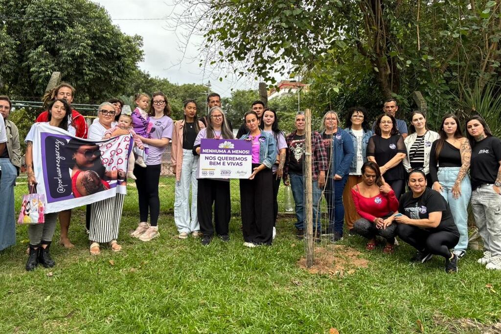 Ato em homenagem a jovem vítima de feminicidio é realizado em Santa Maria