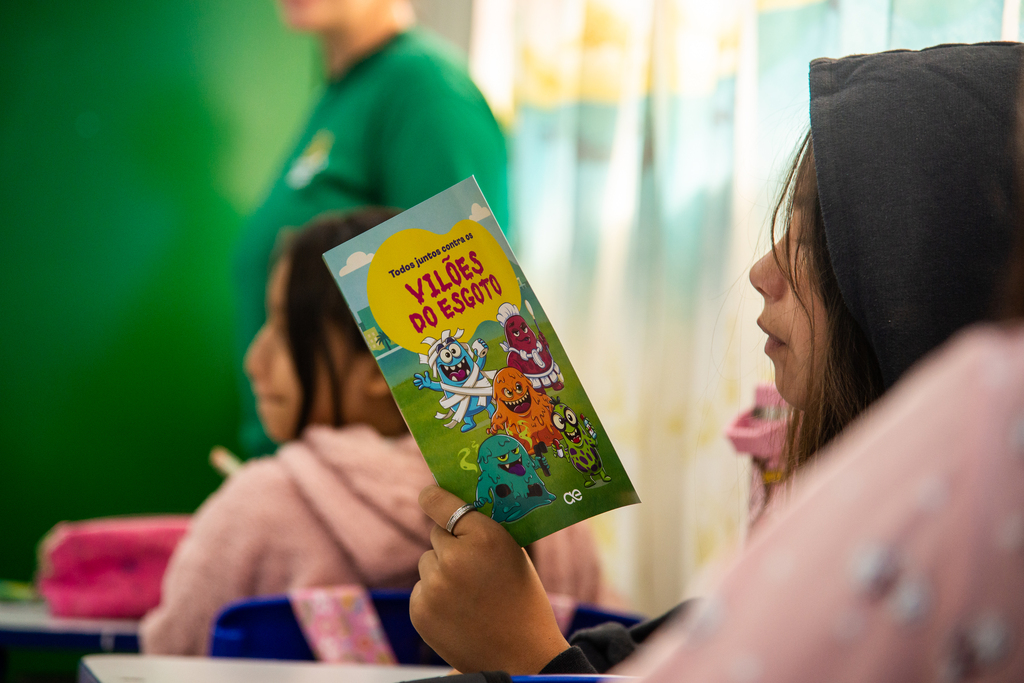 Uma batalha contra os vilões do esgoto: projeto ensina descarte correto de resíduos nas escolas