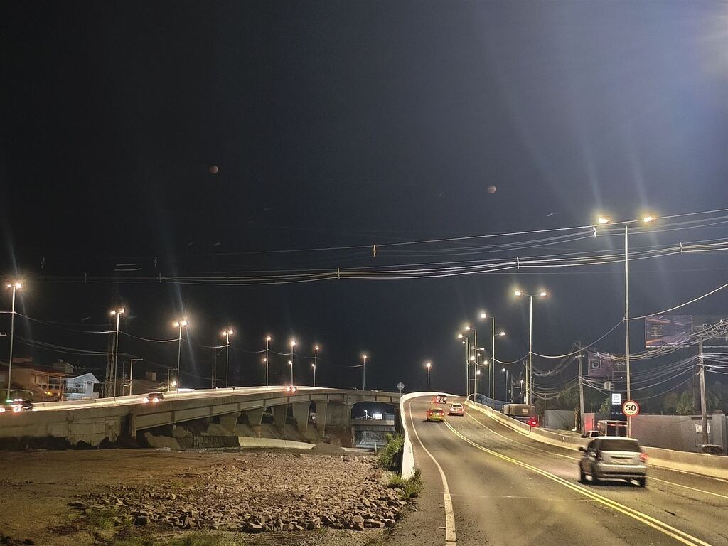Após religar luz no viaduto da Uglione, quase toda a Travessia está iluminada; veja a previsão de conclusão