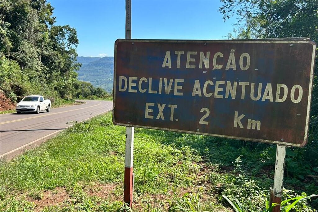 Galeria de imagens: Trecho apresenta placas antigas avisando sobre perigos da estrada