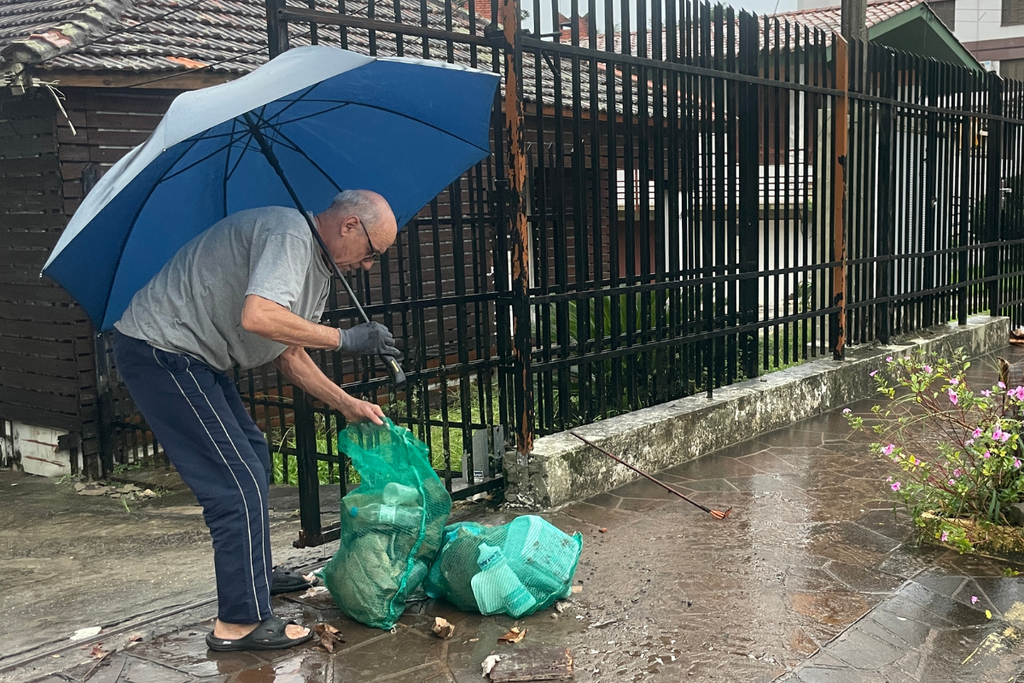 título imagem “Vem a chuva e entope tudo”, afirma morador que teve a casa alagada por bueiros obstruídos em Santa Maria