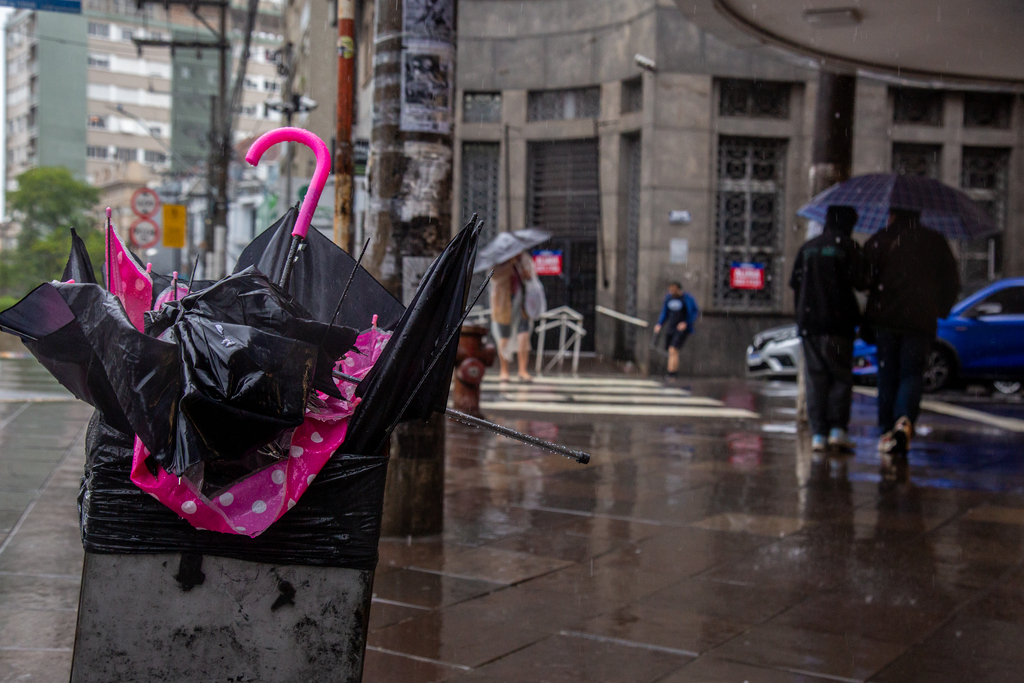 Chuva provoca destelhamentos e deixa família desalojada em Santa Maria