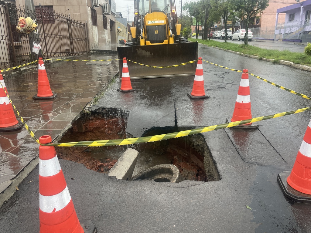 VÍDEO: Cratera formada pela chuva danifica veículo e causa bloqueio parcial em avenida de Santa Maria