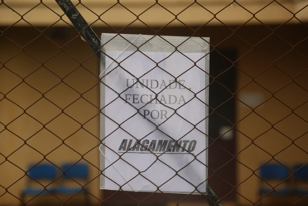 Foto: Rian Lacerda (Diário) - Aviso informa o fechamento da ESF Vitor Hoffman após alagamento registrado durante a chuva em Santa Maria.