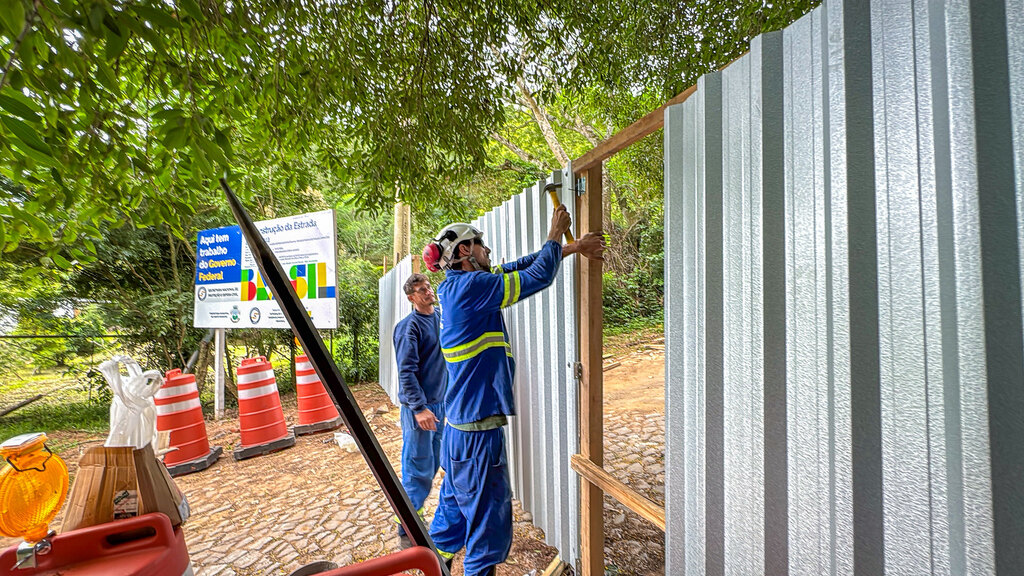 Estrada do Perau é fechada com tapumes para execução de obras de contenção
