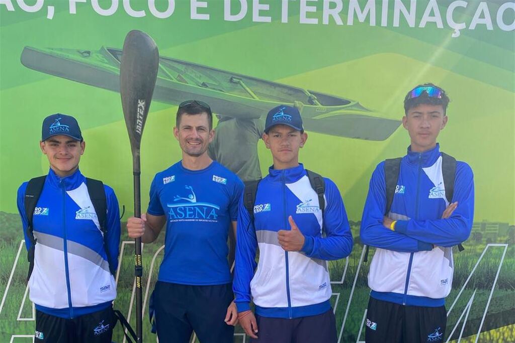 Foto: Asena (Divulgação) - David (a partir da esquerda), Alexandre, Nicollas e Riquelme representam a Associação Santa-Mariense de Esportes Náuticos em competição nacional de canoagem velocidade