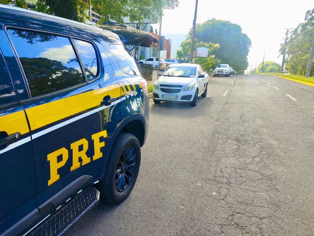PRF prende homem com carro furtado após perseguição na BR-386