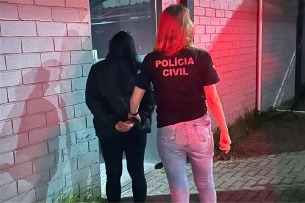 Babá é flagrada dopando bebês ao colocar comprimidos em mamadeira