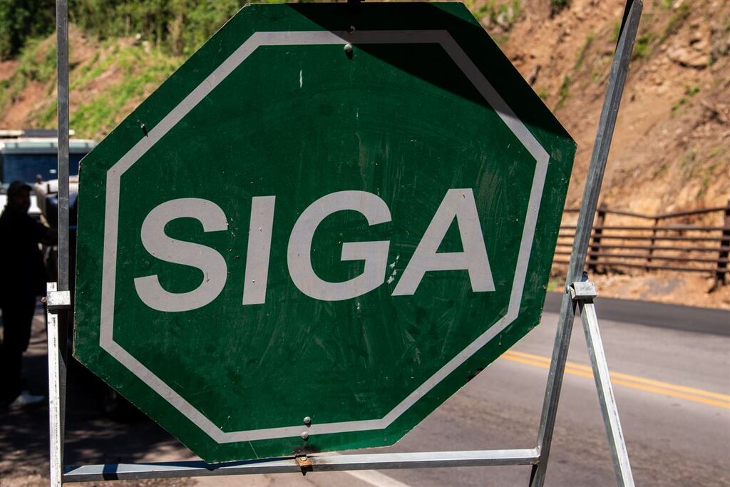 DNIT realiza sistema de Pare e Siga na BR-392 para obras na pista