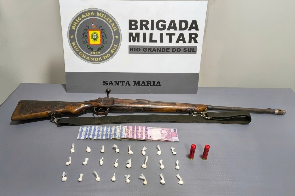 Homem é preso e adolescente apreendida por tráfico de drogas e porte ilegal de arma de fogo em Santa Maria