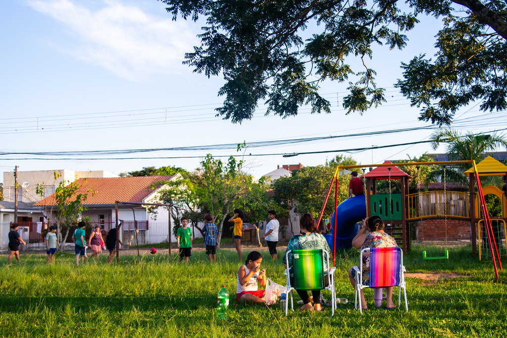 título imagem Iluminação de LED muda rotina em praças de Santa Maria e moradores relatam mais segurança e convivência