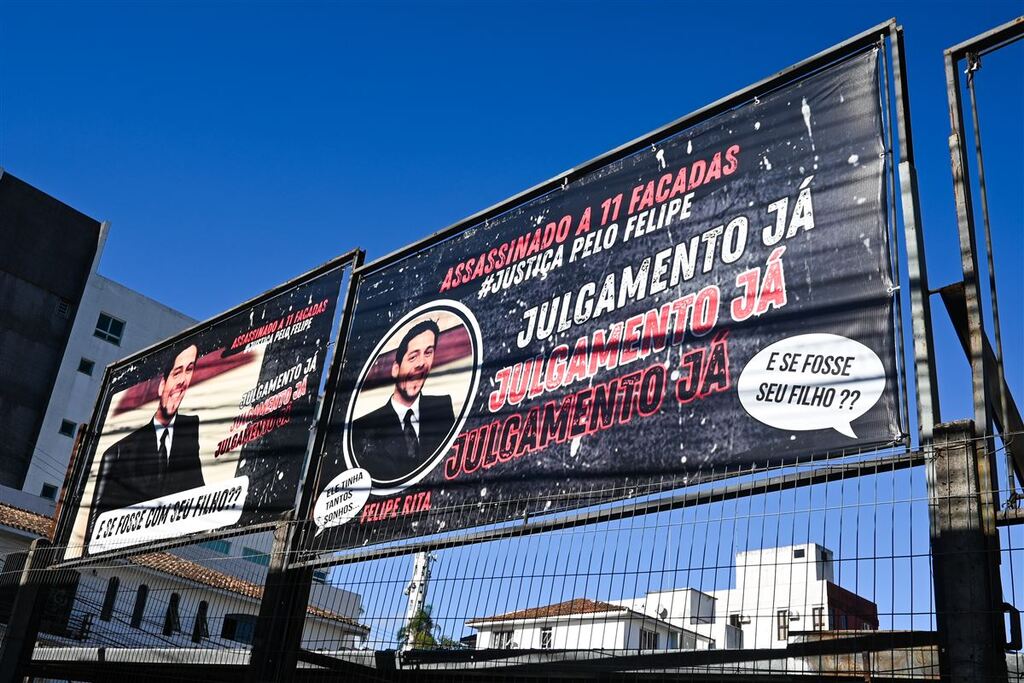 Família de santa-mariense morto a facadas instala cartazes em frente ao Fórum de Santa Maria para cobrar por justiça