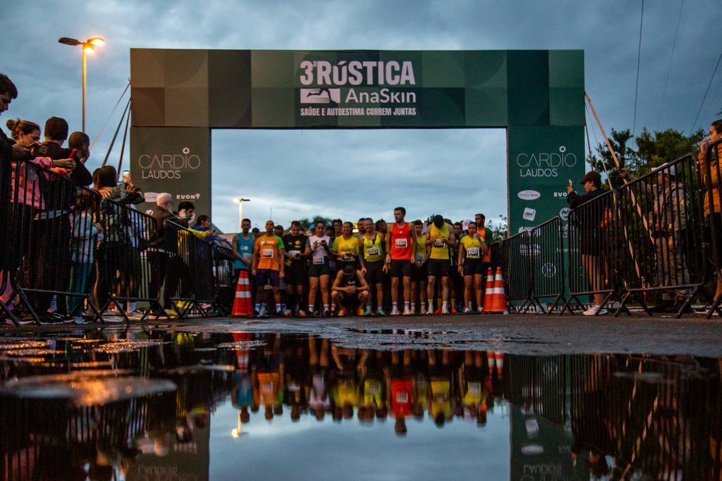 Foto: Vinicius Becker - Chuva e vento não foram o suficiente para impedir que mais de 600 corredores participassem do evento
