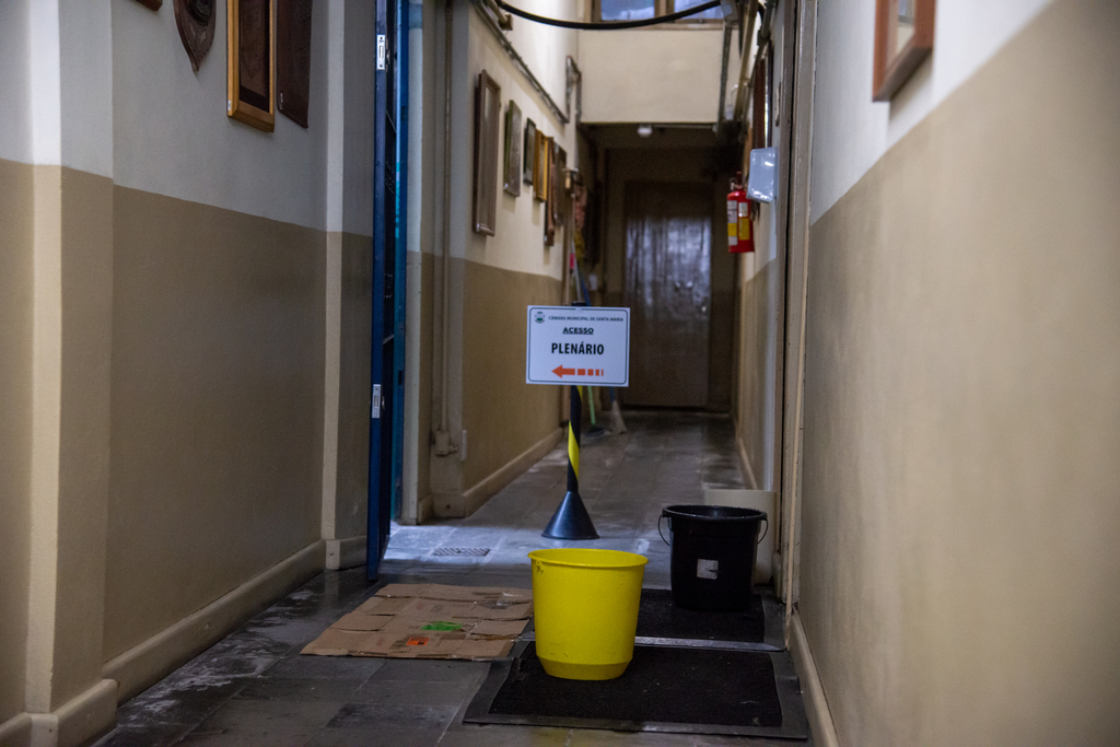  - Acesso alternativo ao Plenário apresentou pontos de goteira após chuva na cidade